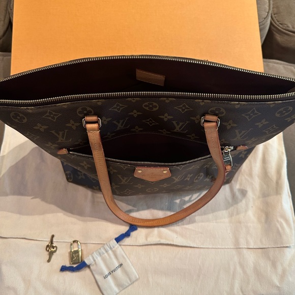 LV tote with small gold-plated key lock - Picture 7 of 11